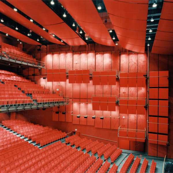 .radix | Stella | Theater am Potsdamer Platz – Akustik-Deckensegel aus Stahl/Blech furniert/gebeizt und Wandverkleidung Fermacell an Stahlrahmen, mit Brandschutz 4