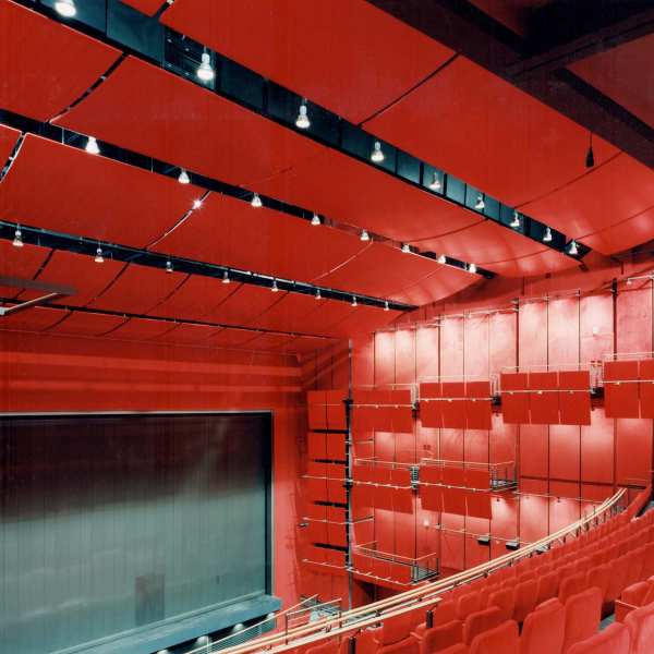.radix | Stella | Theater am Potsdamer Platz – Akustik-Deckensegel aus Stahl/Blech furniert/gebeizt und Wandverkleidung Fermacell an Stahlrahmen, mit Brandschutz 2