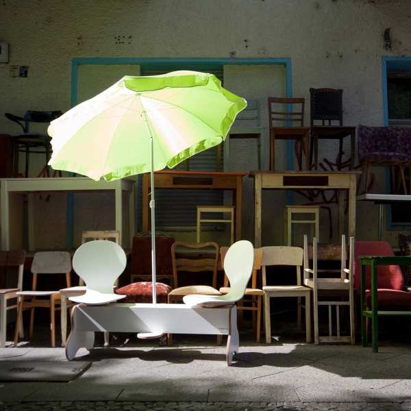 .radix | Helga hinsetzen | Formsperrholz Sitzschalen drehbar auf Untergestell aus Multiplex filmbeschichtet an Sonnenschirm 5