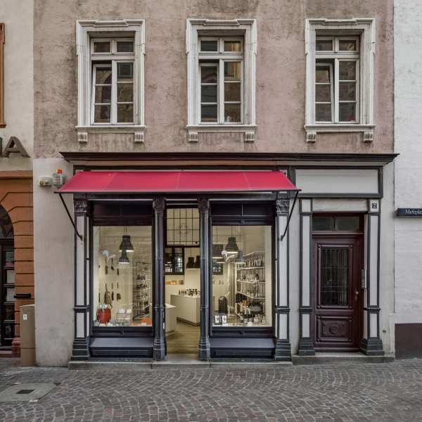 .radix | Heimat Heidelberg | Schräge Geschäftseinrichtung – Laden von außen