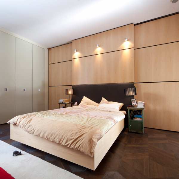 .radix | St22 – Schlafzimmer und Wandverkleidung mit integriertem Kleiderschrank in Ahorn furniert 1