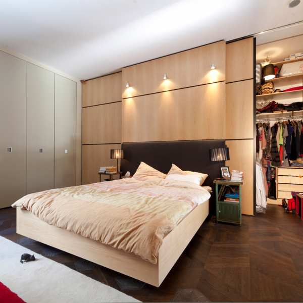 .radix | St22 – Schlafzimmer und Wandverkleidung mit integriertem Kleiderschrank in Ahorn furniert 2