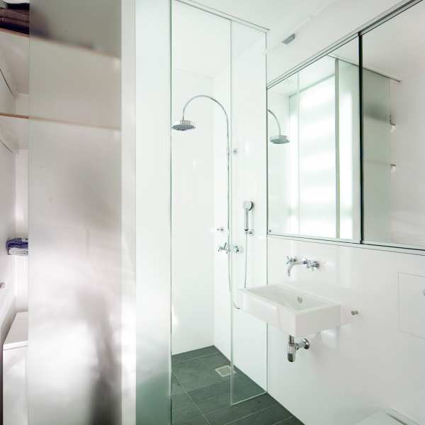 .radix | Ho24 | Mikro-Badezimmer in Schichtstoff, Glas, Spiegel, Lichtwand 1