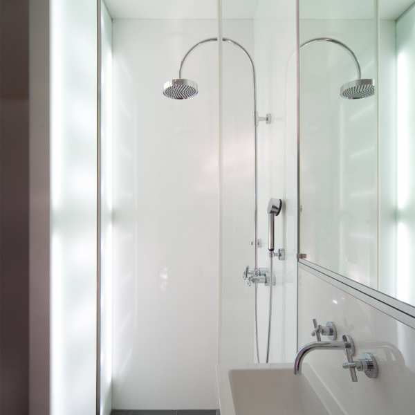 .radix | Ho24 | Mikro-Badezimmer in Schichtstoff, Glas, Spiegel, Lichtwand 2