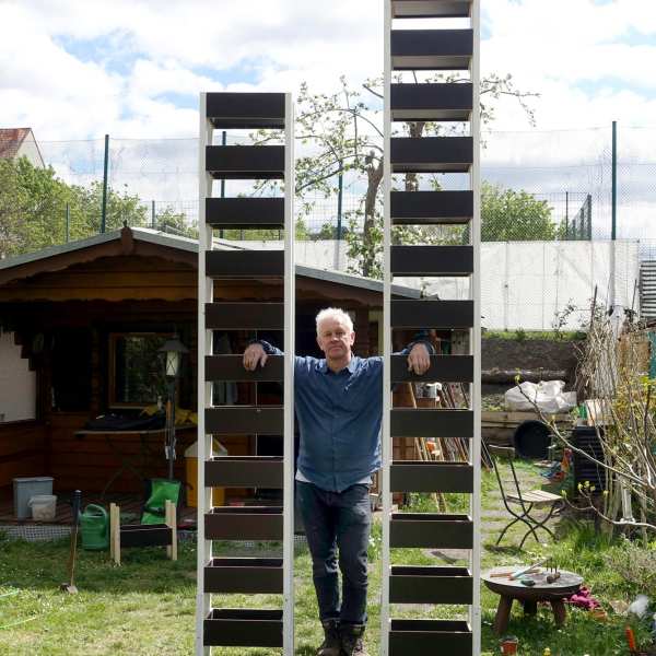 radix | »Bloomtown« | Frank Radix bei der Aufstellung der gARTen-Installation für 48h Neukölln 2020